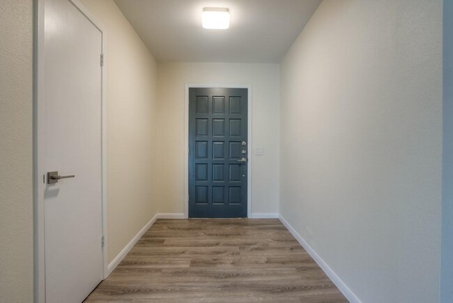Building Photo - 2503 Versailles Dr