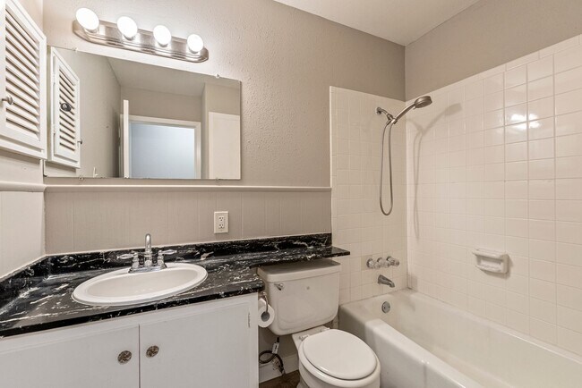 Building Photo - Beautiful 4 Bedroom, 2 Bathroom home in no...