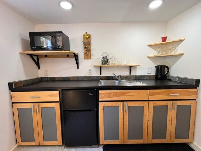 Building Photo - Updated 1926 4-bdrm/3-bath Sellwood bungal...