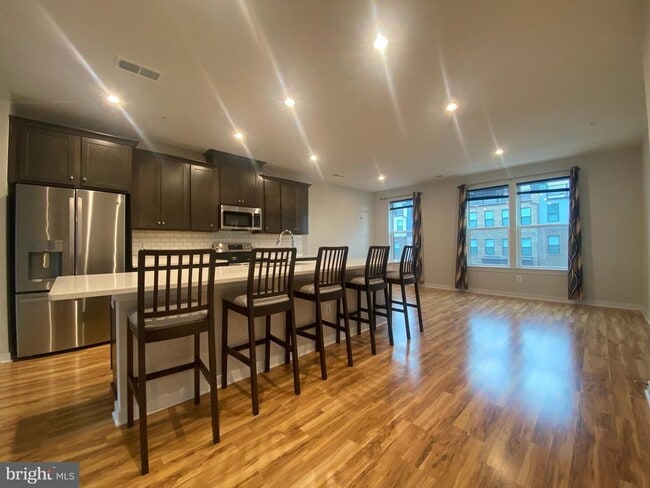 Building Photo - 43808 Middleway Ter