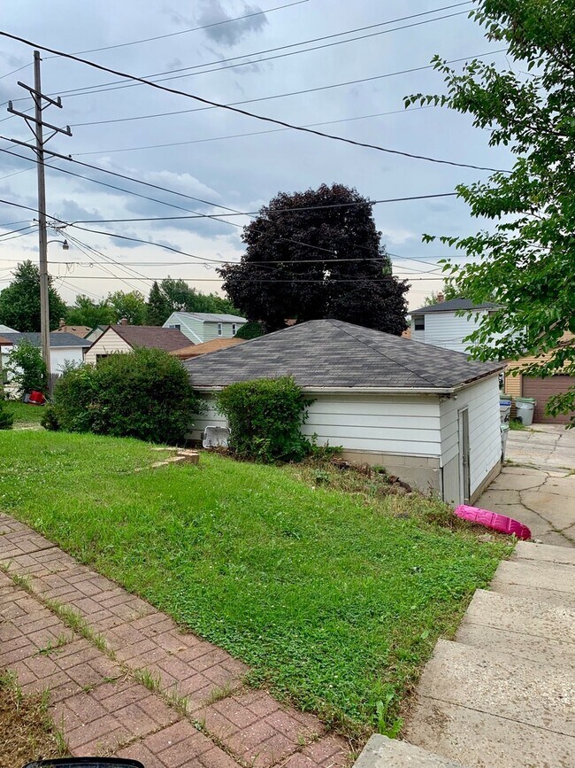 Building Photo - 622 S 68th St