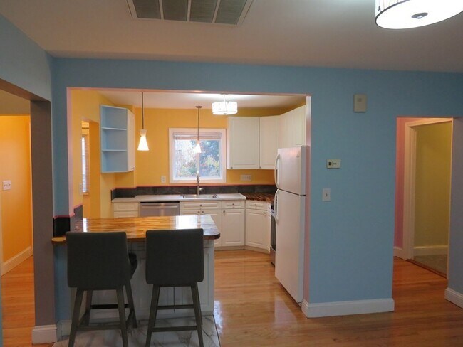 Building Photo - 715 Main St