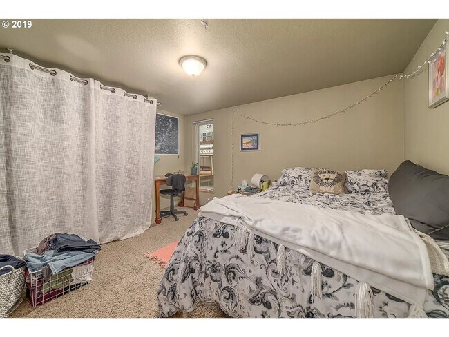 Building Photo - Charming 4-Bedroom Home Near UO Campus – Spacious, & Well-Maintained