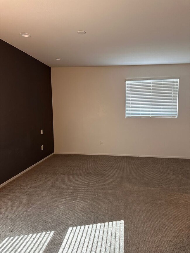 Building Photo - Modern Home - Hedrick Acres - 3 bed 2.5 Ba...