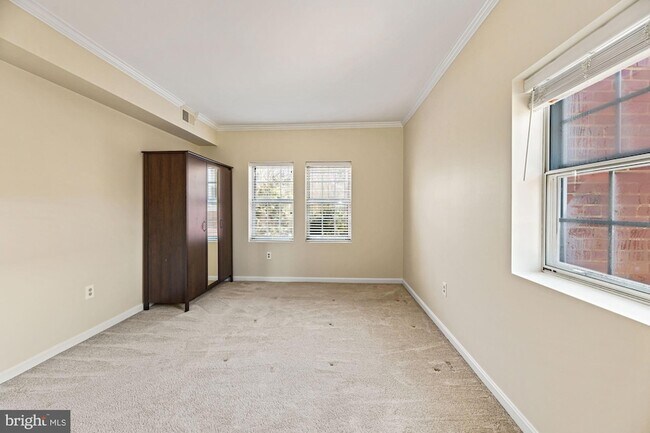 Building Photo - 1817 Queens Ln