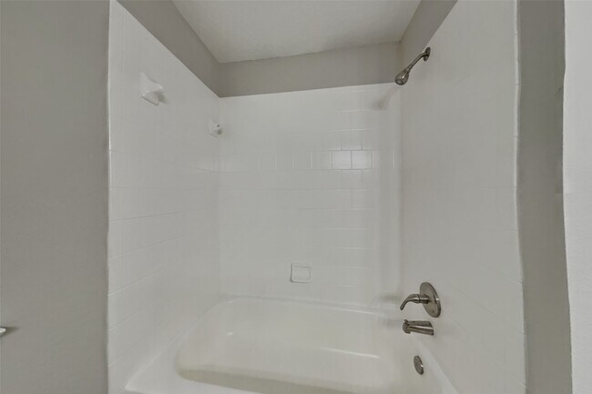 Building Photo - 14906 Sugarhollow Dr