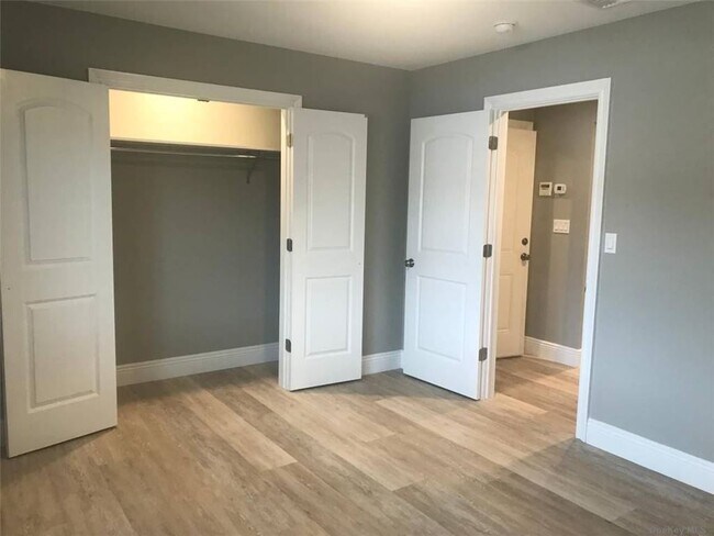 Building Photo - 328 Glen Cove Rd