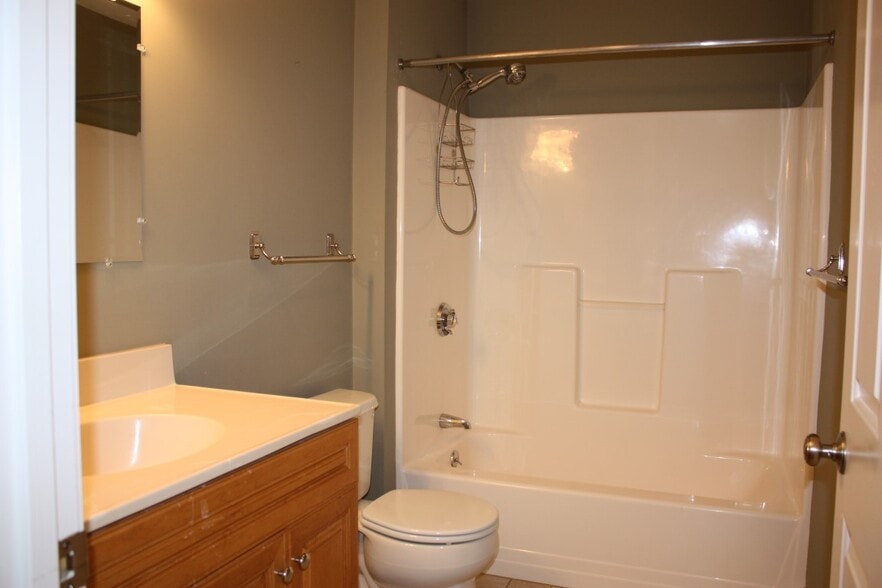 Shared bathroom - 104 Howard Street, #1
