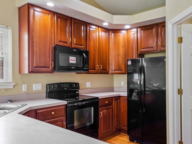 Building Photo - 672 E Lake Ln