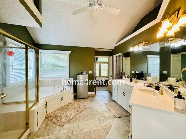 Building Photo - Beautiful Four Bedroom Home in a Quiet Neighborhood w/ an Updated Kitchen, Wood Floors, and a Fin...
