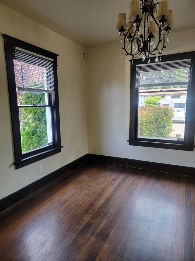 Building Photo - Charming Craftsman In Lincoln District
