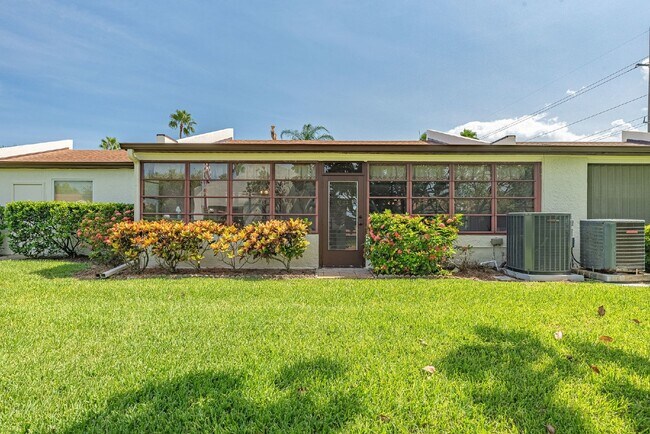 Building Photo - Fully furnished Beachside townhome