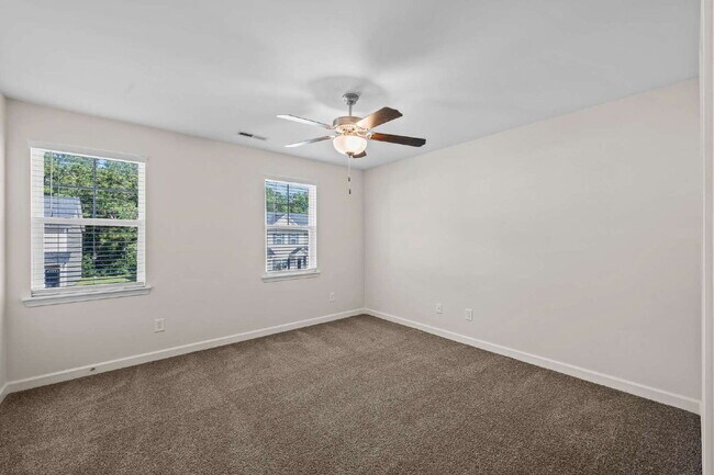 Building Photo - Charming 2-Bedroom, 2.5 Baths Townhouse in...