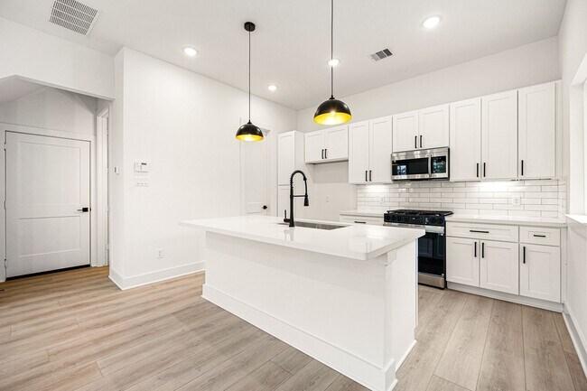 Building Photo - 747 Dumble St