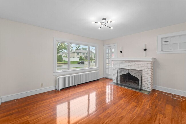 Building Photo - 2215 N Wood Ave
