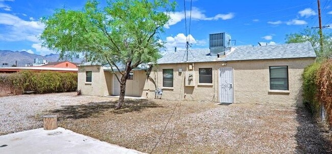 Building Photo - Cntrally Located 4 bedroom home