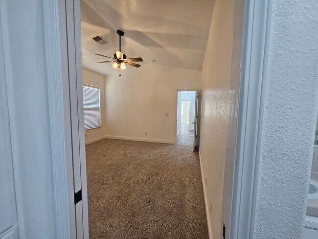 Building Photo - 4 Bedroom 2 Bath