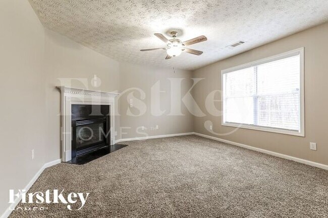 Building Photo - 650 Castlebrooke Dr SE