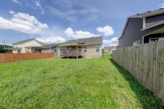 Building Photo - Sharp 3 bed 2 bath with Bonus room and nice fenced yard.