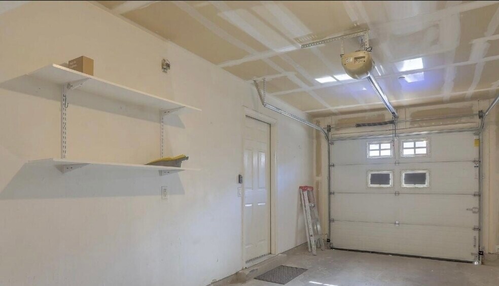 Building Photo - 601 Menaul Blvd NE