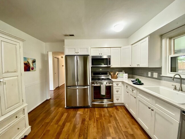 Building Photo - Charming Ranch-Style Home With Garage Avai...