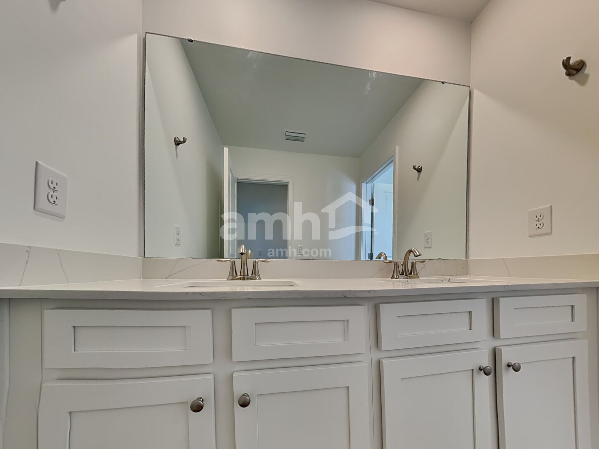 Building Photo - 5500 Front St