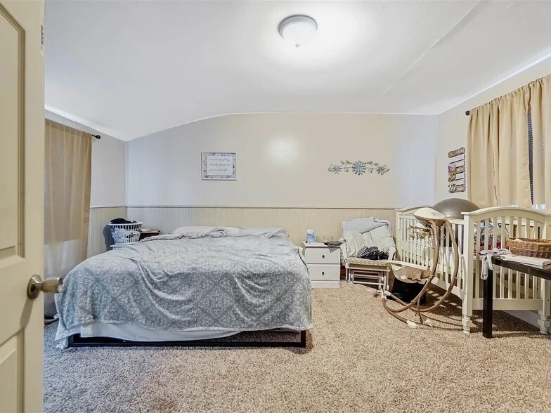 Private, oversized master bedroom - 420 W Shannon Ave