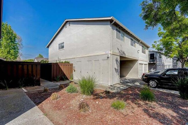 Building Photo - $3,050 / 3 BR GORGEOUS REMODELED SINGLE ST...