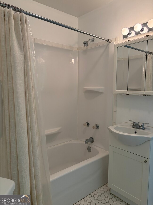 Building Photo - 102 W Grady Ave