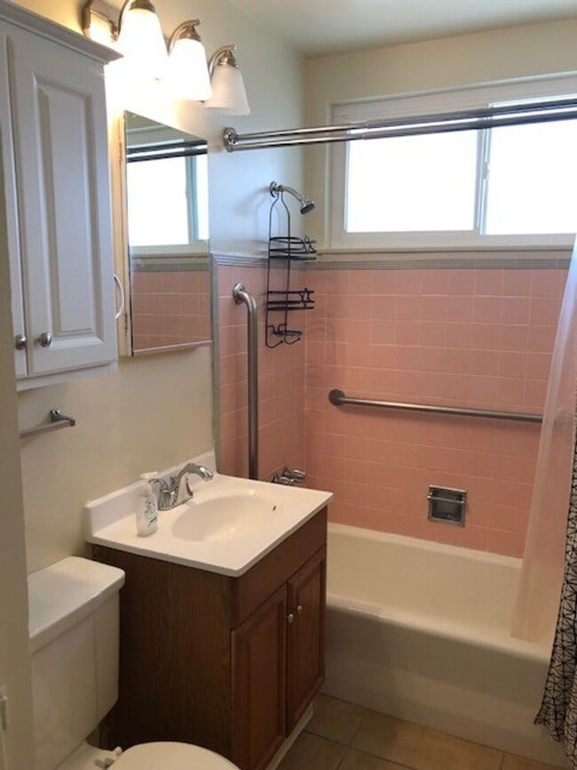 Building Photo - Adorable 2 bed 1 bath home near Downtown V...