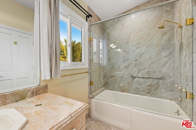 Building Photo - 221 Bellino Dr