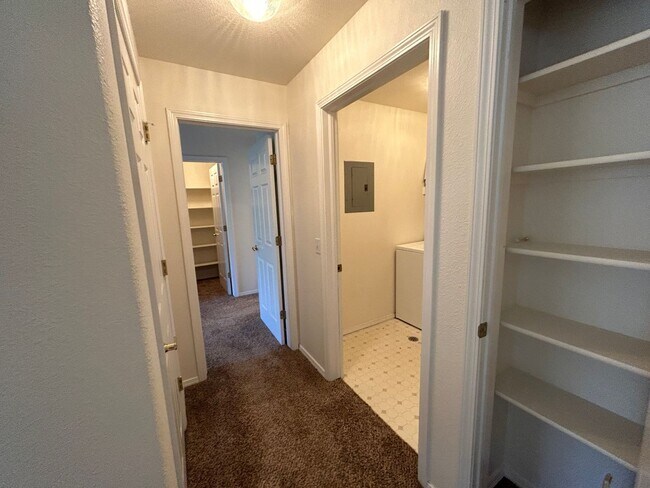 Building Photo - Spacious 2 bedroom and 2 bath.