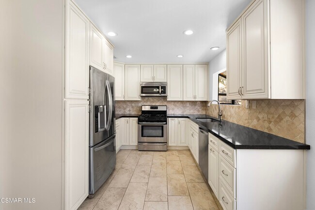 Building Photo - 26001 Alizia Canyon Dr