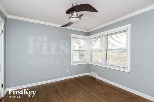 Building Photo - 705 NE Shady Ln Dr