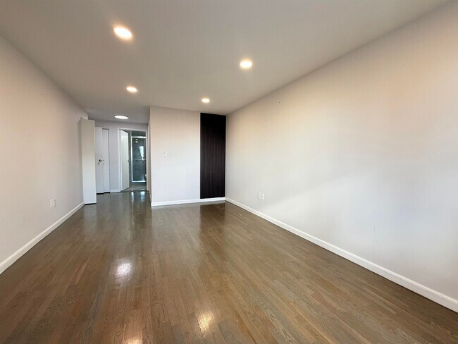 Building Photo - 205 10th St