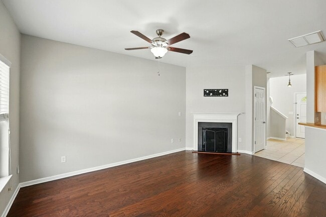 Building Photo - 2 Bedroom Townhome in Pineville!
