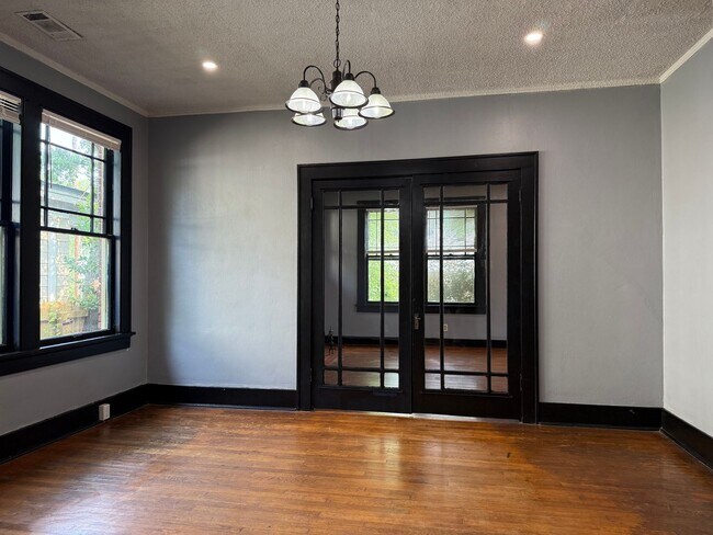 Building Photo - 2301 W 17th St