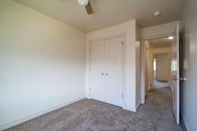 Building Photo - Modern 3 Bed, 2.5 Bath Townhouse - Excelle...