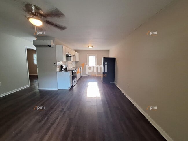 Building Photo - 217 Greenbriar Dr