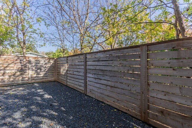 Building Photo - 130 Rose Ln