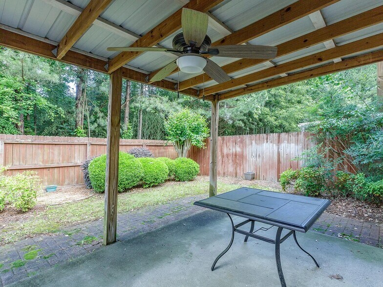 Building Photo - 1701 W Oak Dr
