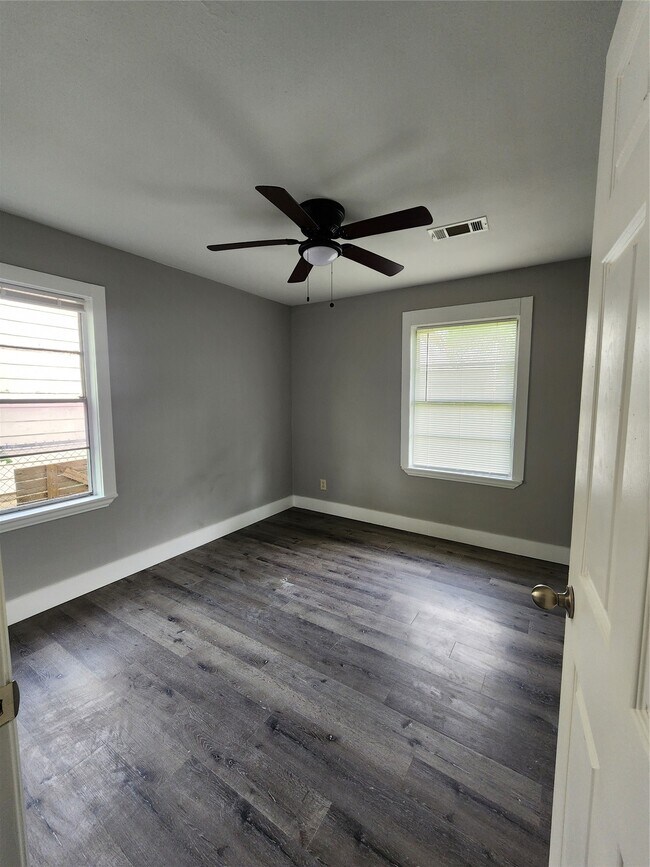 Building Photo - 9711 Aguila St
