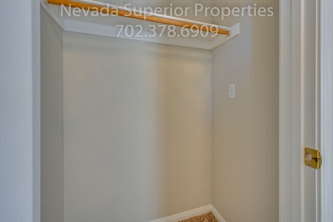 Building Photo - SE Single Story 3 Bedroom Home!!! Low Main...