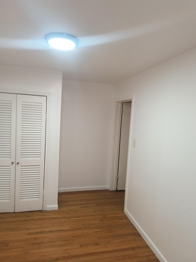 Building Photo - 6105 Meadowview Ave