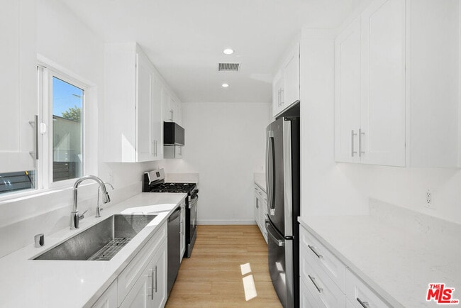 Building Photo - 7823 Kenyon Ave