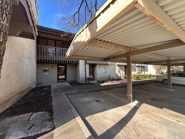 Building Photo - Spacious 2 story townhome in gated and gua...