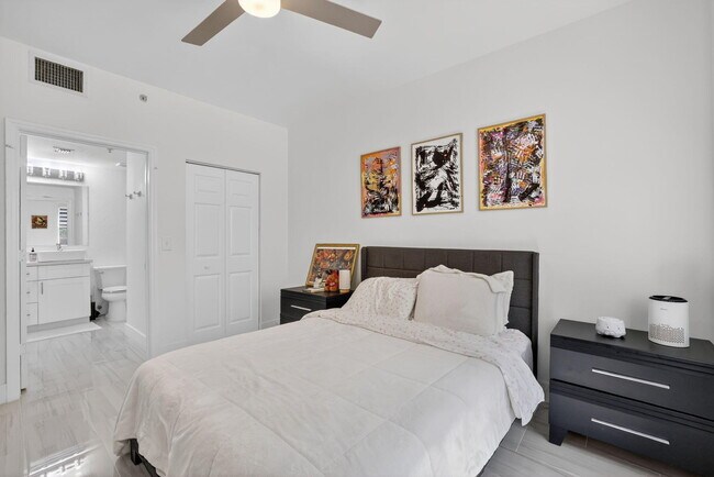 Building Photo - 533 NE 3rd Ave