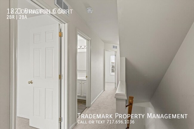 Building Photo - Luxury Updated 2 Bedroom Townhome