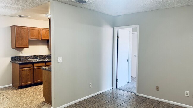 Building Photo - Updated 2 Bed/2 Bath Condo at Baseline Rd ...