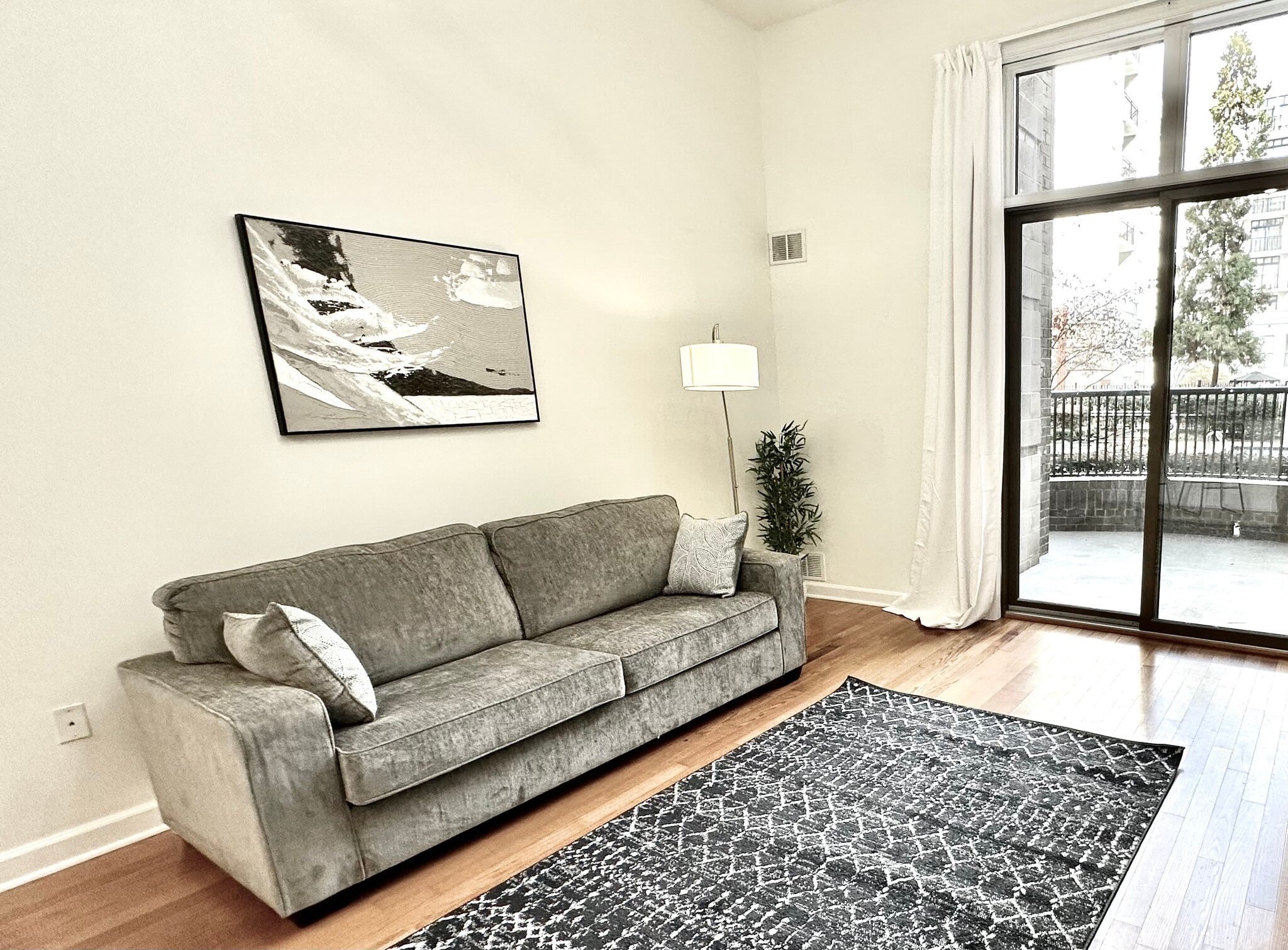 Building Photo - 718 W Trade St